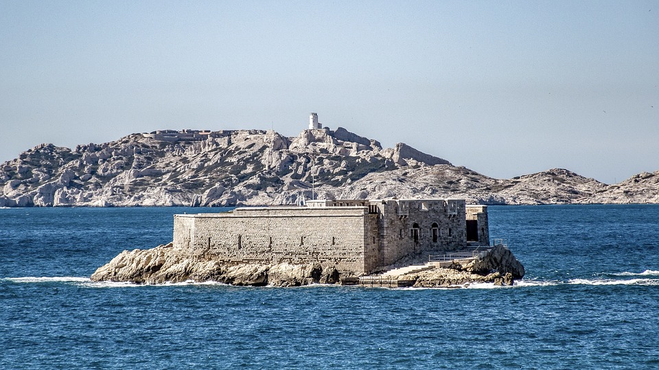 Les îles de Marseille : une visite incontournable à faire en bateau
